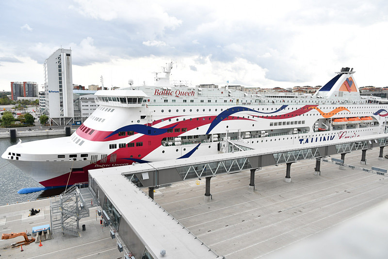 バルティック・クイーン号の全景。ターミナルの屋上から一望できる