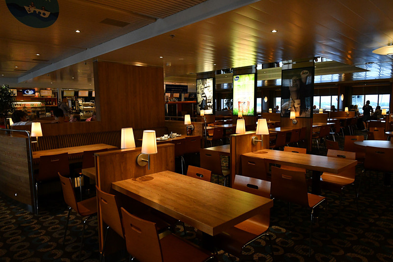 6階のキッズスペース手前にあるカフェテリア。ファーストフード系メニューがメイン。PC作業もしやすい雰囲気