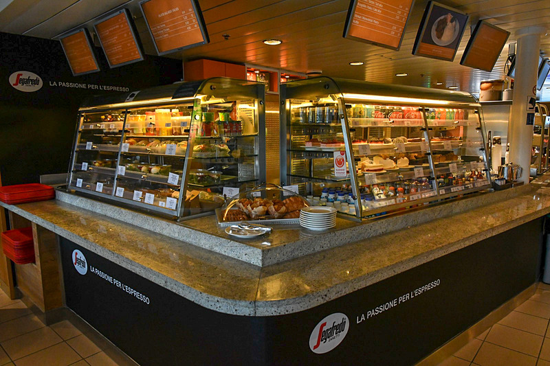 6階のキッズスペース手前にあるカフェテリア。ファーストフード系メニューがメイン。PC作業もしやすい雰囲気