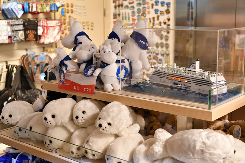 お土産店でムーミン発見。下のアザラシはタリンク＆シリヤラインのイメージキャラクター