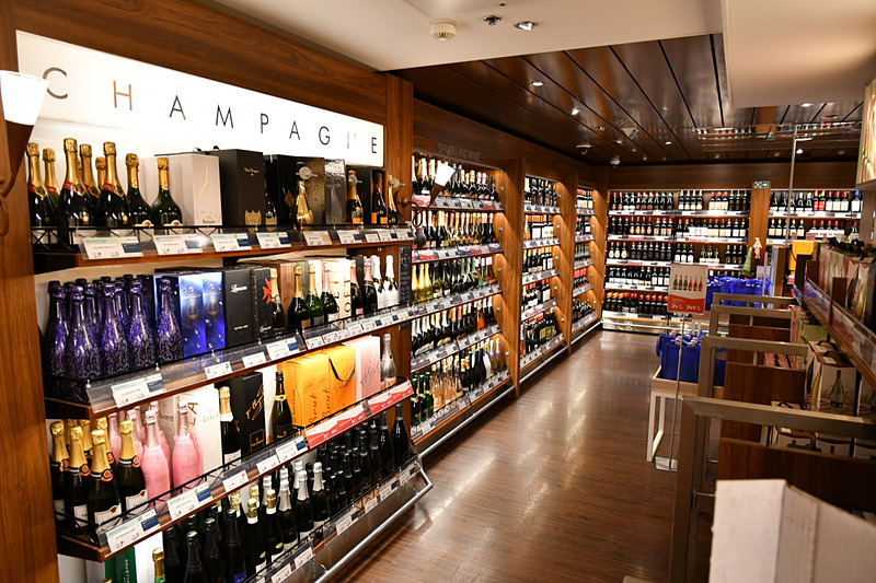 お菓子類は袋が大きめサイズ。アルコール類も箱買い可能。まとめ買い客のためにキャリーが最初から付いているものもある