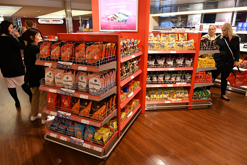 お菓子類は袋が大きめサイズ。アルコール類も箱買い可能。まとめ買い客のためにキャリーが最初から付いているものもある