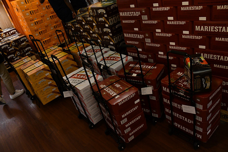 お菓子類は袋が大きめサイズ。アルコール類も箱買い可能。まとめ買い客のためにキャリーが最初から付いているものもある