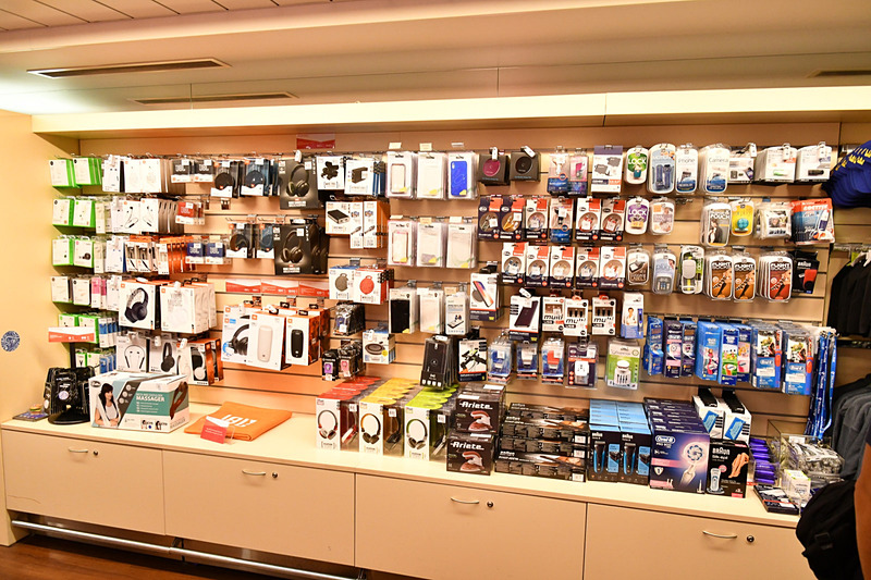 店内にはヘッドフォーンなどデジタルガジェット売場もある