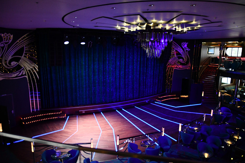 6～7階の船尾部分にはライブなどのショーが行なわれるStarlight Palaceがある。もちろんバーも上下階に併設されており、深夜までプログラムがギッシリ