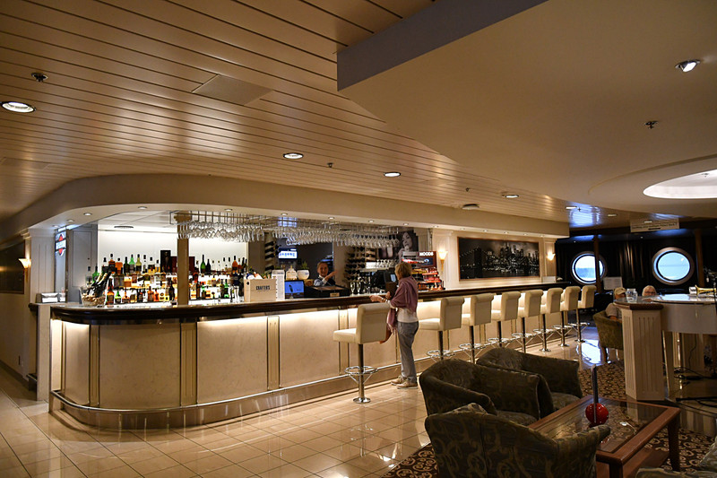 7階のManhattan Piano Bar。生演奏を聞きながらアルコールを楽しむことができる