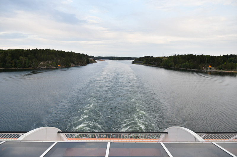 早めに乗船する乗客も多く、出港して間もなく船内ツアーにでたが、かなり酔いが回ってるグループも。船旅を満喫していることが伝わってきた