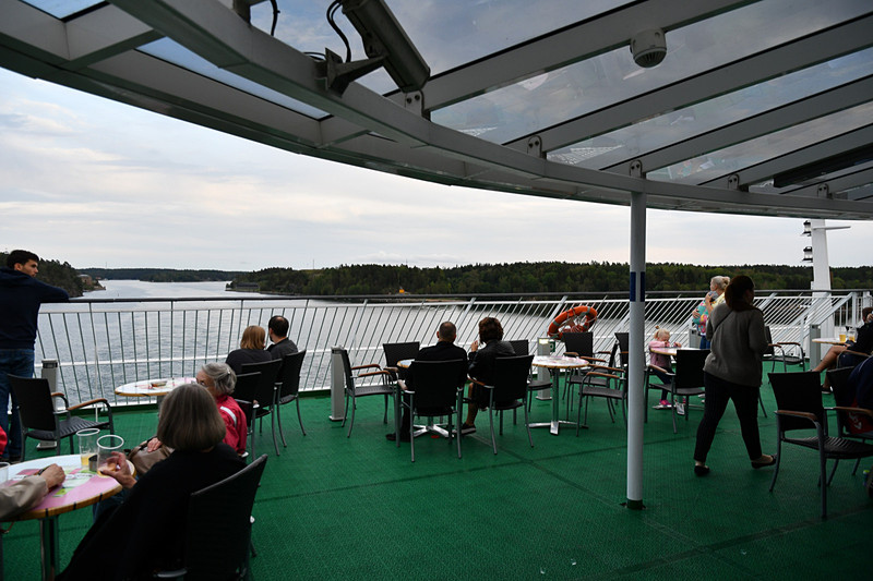 早めに乗船する乗客も多く、出港して間もなく船内ツアーにでたが、かなり酔いが回ってるグループも。船旅を満喫していることが伝わってきた