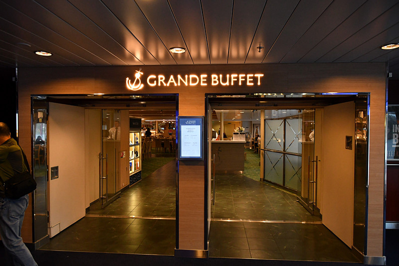 夕食会場となっているビュッフェ形式のレストラン「Grande Buffet」。フロントでチケットをチェックしてもらう
