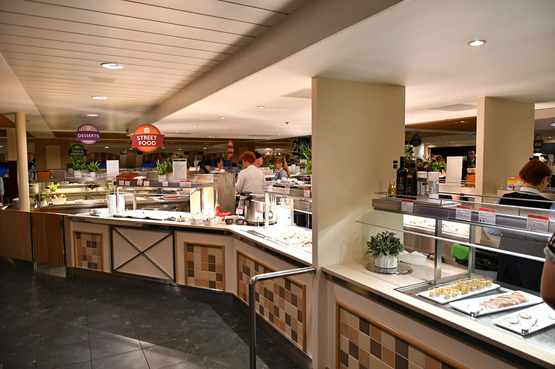 メニューが豊富すぎて、席に戻るまでかなりの時間を要する