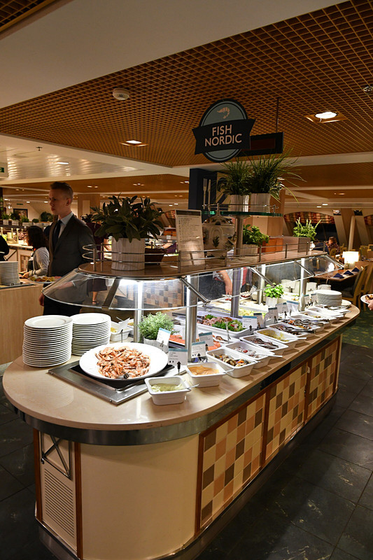 北欧らしい「FISH NORDIC」のスペース。マリネ系は甘酸っぱい味付けが多い