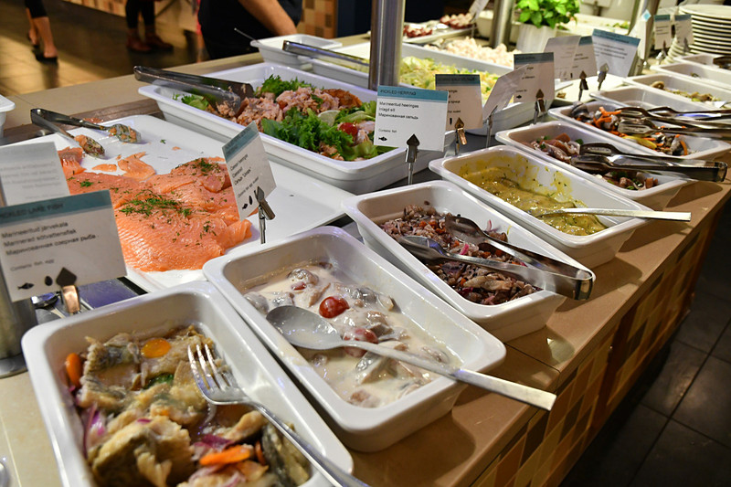 北欧らしい「FISH NORDIC」のスペース。マリネ系は甘酸っぱい味付けが多い