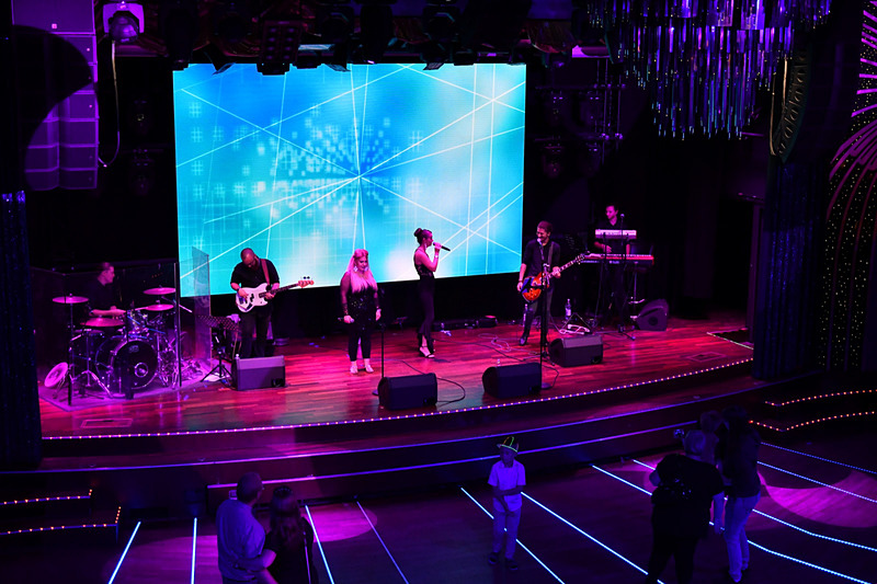 Starlight Palaceでは生バンドのライブが行なわれており、中央のホールでは小さな子供たちが踊る姿があった