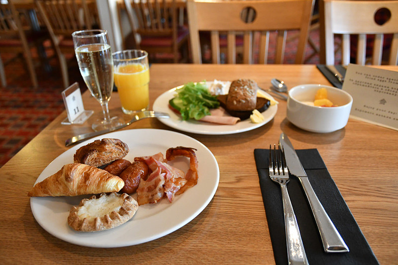 一番手前の縁が波打ったものがフィンランドの郷土料理である「カレリアパイ」。皮はライ麦、中央の具は米のお粥的なペースト。スーパーでも手に入るとのこと