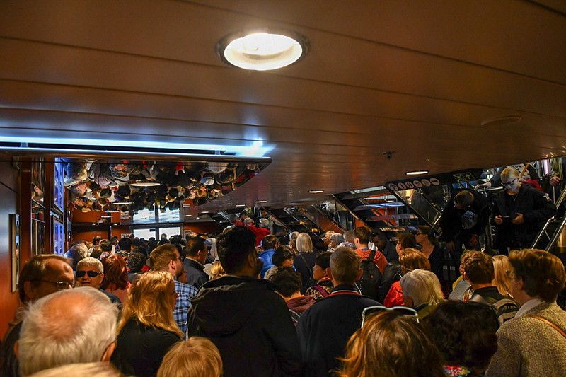 下船前の出入り口付近は人、人、人