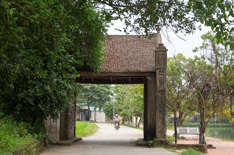 村の入り口とモンフー門