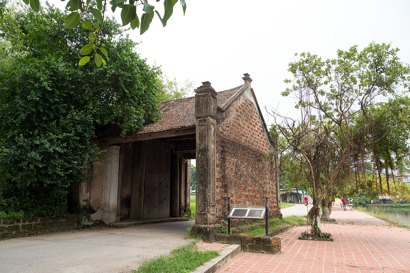 村の入り口とモンフー門