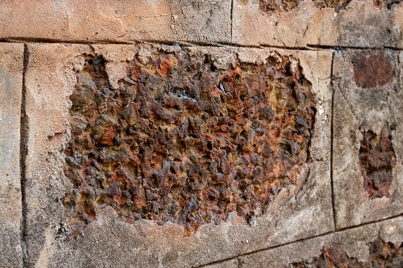 ラテライトを使ったレンガ。表面の凹凸が特徴で、この美しさからハノイの富豪にも人気だとか