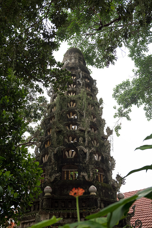 ミア寺の門をくぐると印象的な塔