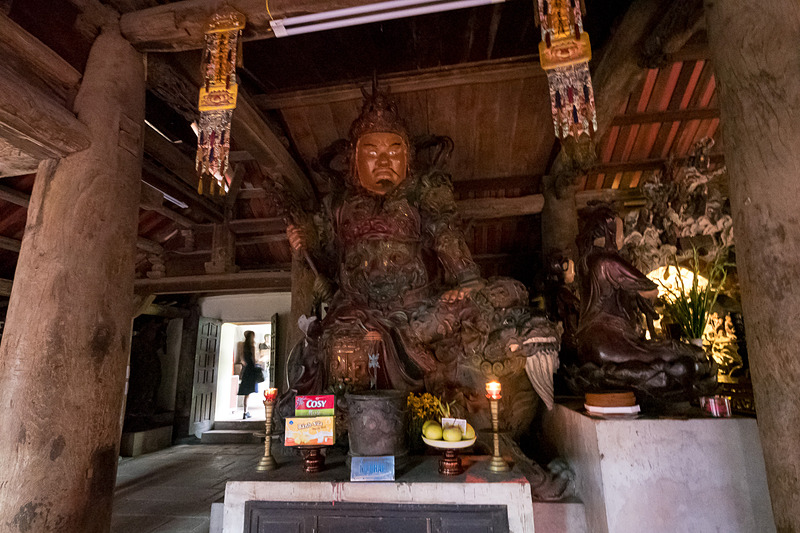 数々の仏壇や、回廊の両側面に並ぶ僧侶の像が印象に残る