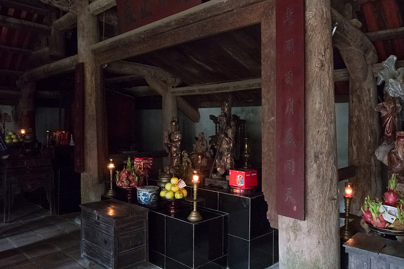 数々の仏壇や、回廊の両側面に並ぶ僧侶の像が印象に残る