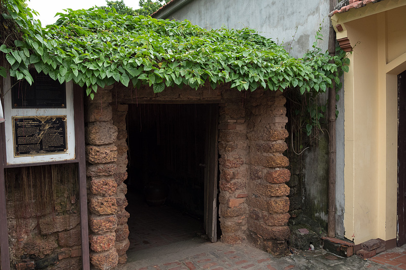 公開されている民家の入り口。こうした狭い入り口が1つだけあるのが、ドゥオンラム村の民家の典型