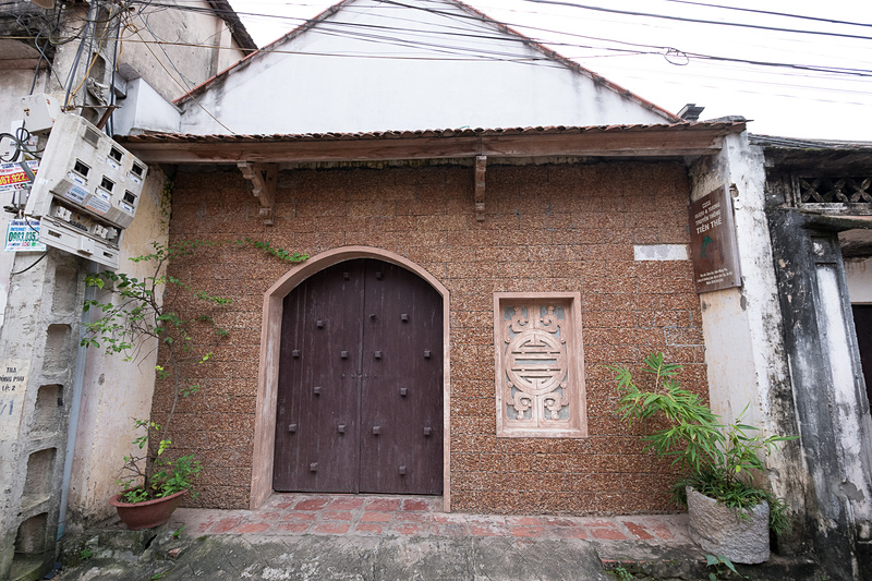 ドゥオンラム村の「Tiên Thê（ティエン・テー）」。味噌造りの竈が並ぶ。ペットボトルに詰められた味噌は日本のそれとは異なり、臭いを嗅いだだけで酔いそうに……