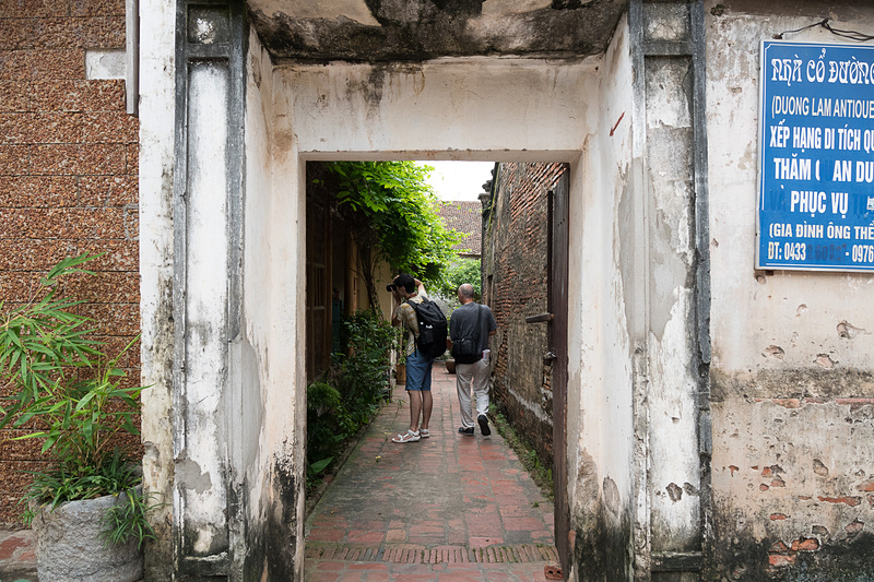 ドゥオンラム村の「Tiên Thê（ティエン・テー）」。味噌造りの竈が並ぶ。ペットボトルに詰められた味噌は日本のそれとは異なり、臭いを嗅いだだけで酔いそうに……