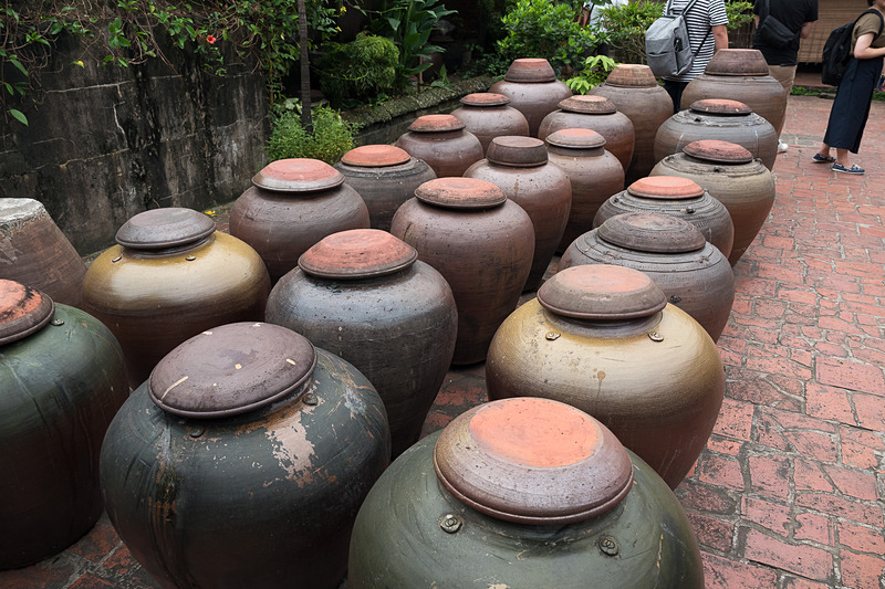 ドゥオンラム村の「Tiên Thê（ティエン・テー）」。味噌造りの竈が並ぶ。ペットボトルに詰められた味噌は日本のそれとは異なり、臭いを嗅いだだけで酔いそうに……