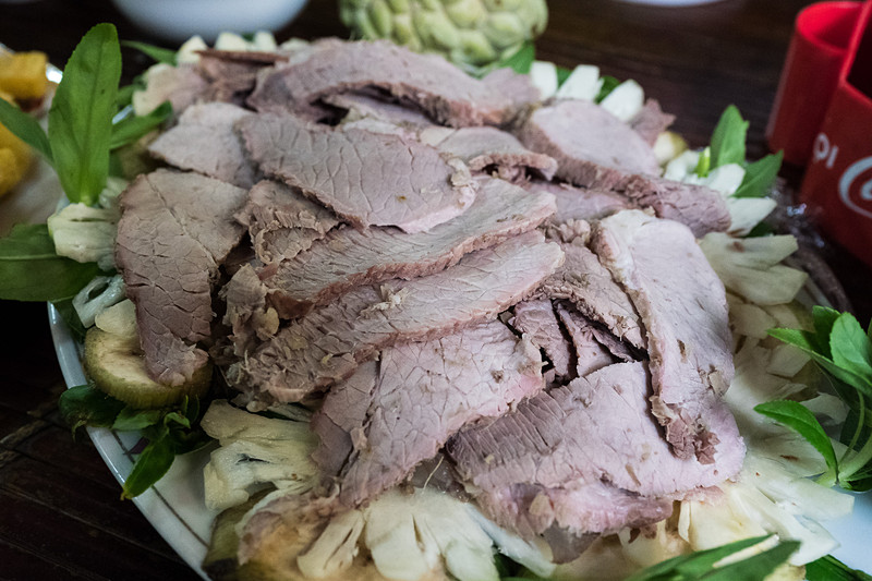 こちらも焼き豚。味噌や生姜などといただく