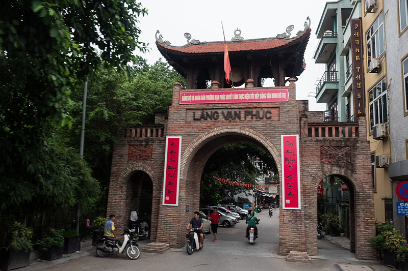 ヴァンフック村の入り口にある門。裏側に「万福」の漢字表記