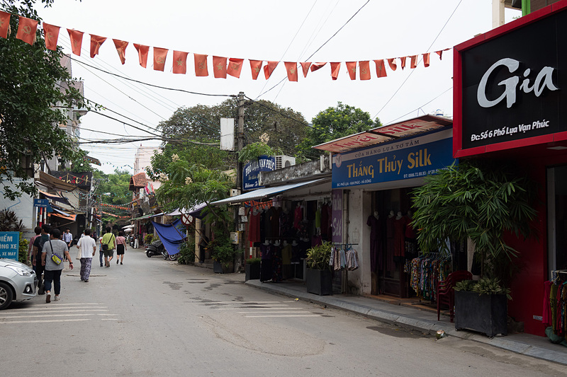 やや寂しい感じもあるヴァンフック村だが、シルクを売るお店は数多く営業している