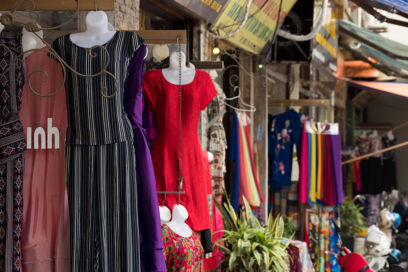 シルク製品を売るお店が並ぶヴァンフック村