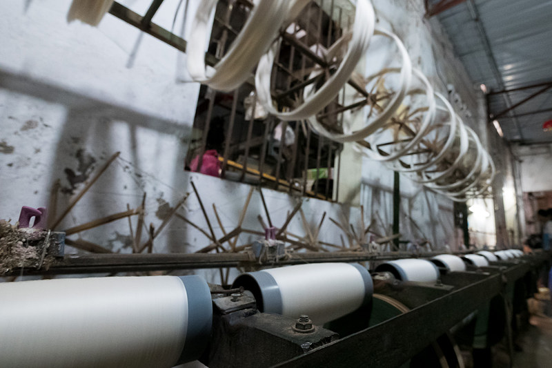 工房の入り口には蚕の繭。手で紡ぐ糸作りと、機械での糸作りの両方を見られる