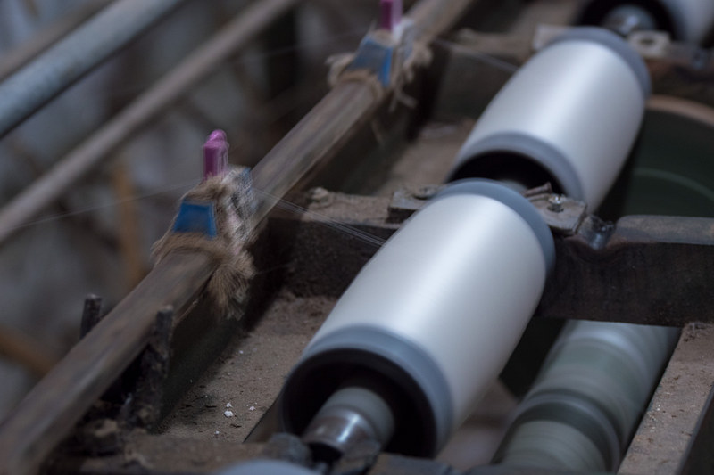 工房の入り口には蚕の繭。手で紡ぐ糸作りと、機械での糸作りの両方を見られる