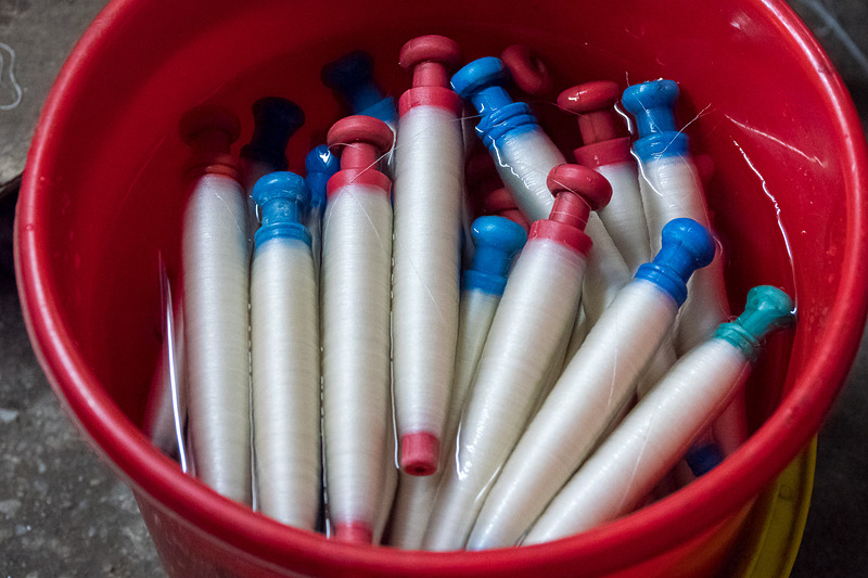 工房の入り口には蚕の繭。手で紡ぐ糸作りと、機械での糸作りの両方を見られる