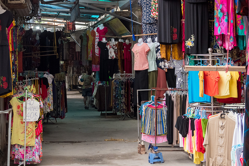 やや寂しい感じもあるヴァンフック村だが、シルクを売るお店は数多く営業している