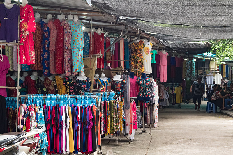 やや寂しい感じもあるヴァンフック村だが、シルクを売るお店は数多く営業している