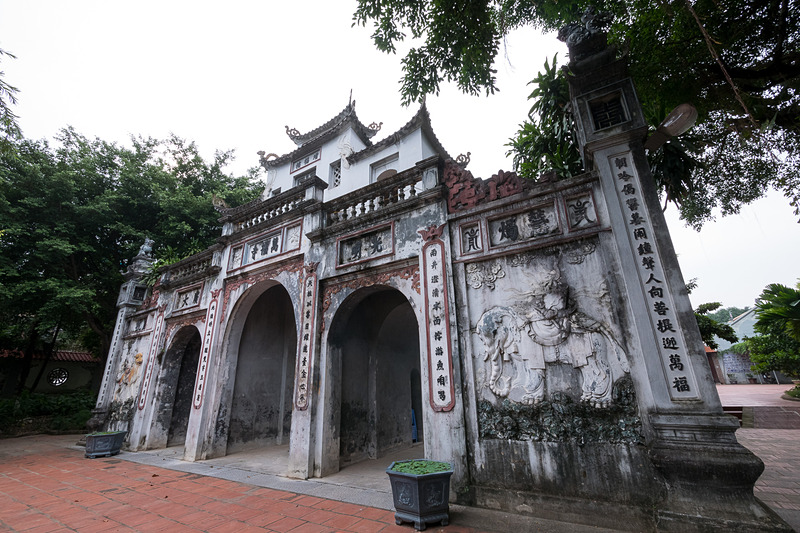 村内には寺院もいくつかあって散策によい。ショッピングによし、見て楽しむもよしのスポットだ