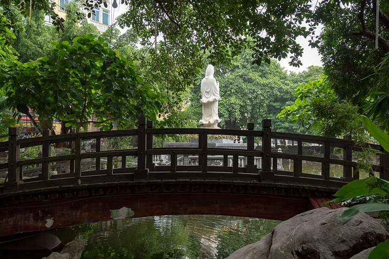 村内には寺院もいくつかあって散策によい。ショッピングによし、見て楽しむもよしのスポットだ