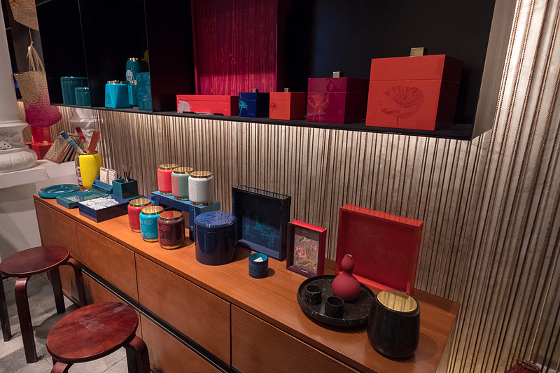 店内は漆塗りの工芸品が販売されている