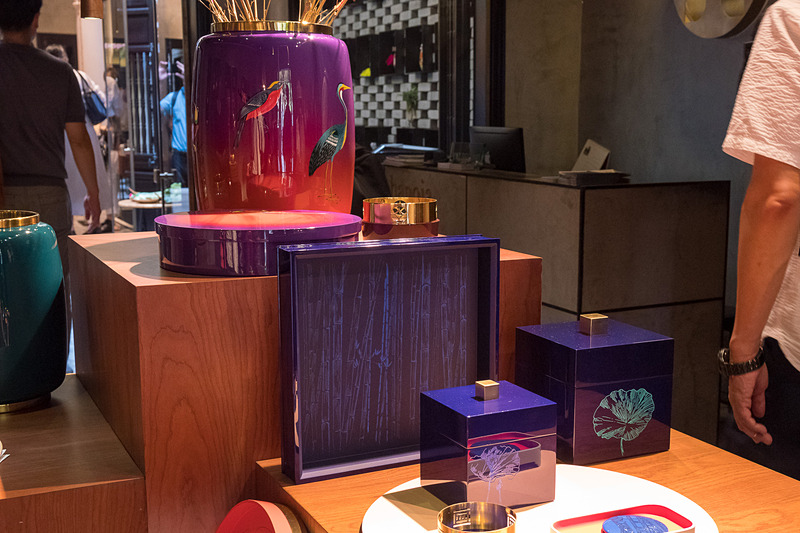 店内は漆塗りの工芸品が販売されている