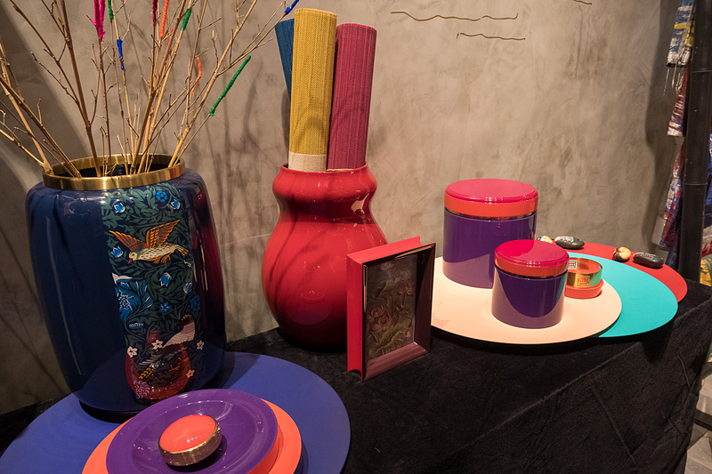 店内は漆塗りの工芸品が販売されている