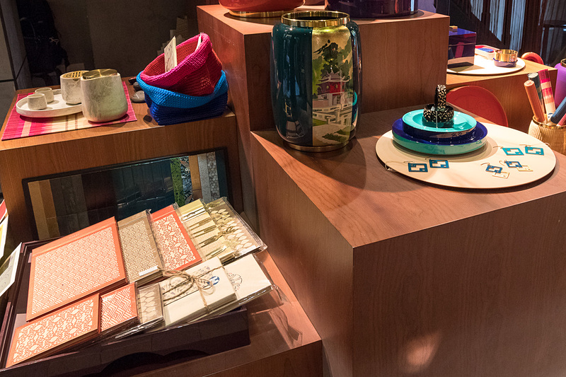 店内は漆塗りの工芸品が販売されている