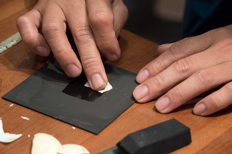 HOMと呼ばれる下塗りの上に卵の殻を乗せて、細かく砕いて模様を付けていく