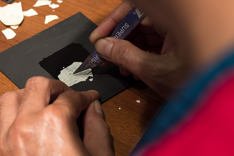 HOMと呼ばれる下塗りの上に卵の殻を乗せて、細かく砕いて模様を付けていく