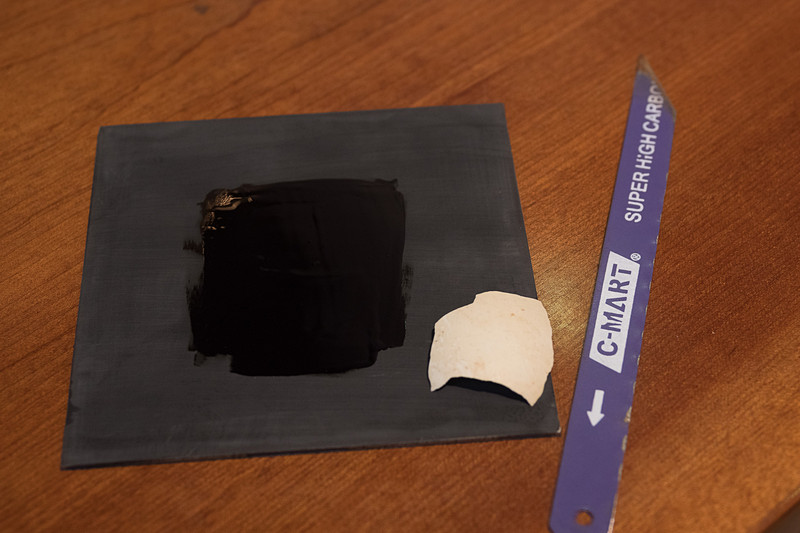 ワークショップではHOMが塗られた板と、卵の殻が盛られた器、ナイフのような道具が渡され、各々職人さんのように作業を体験する