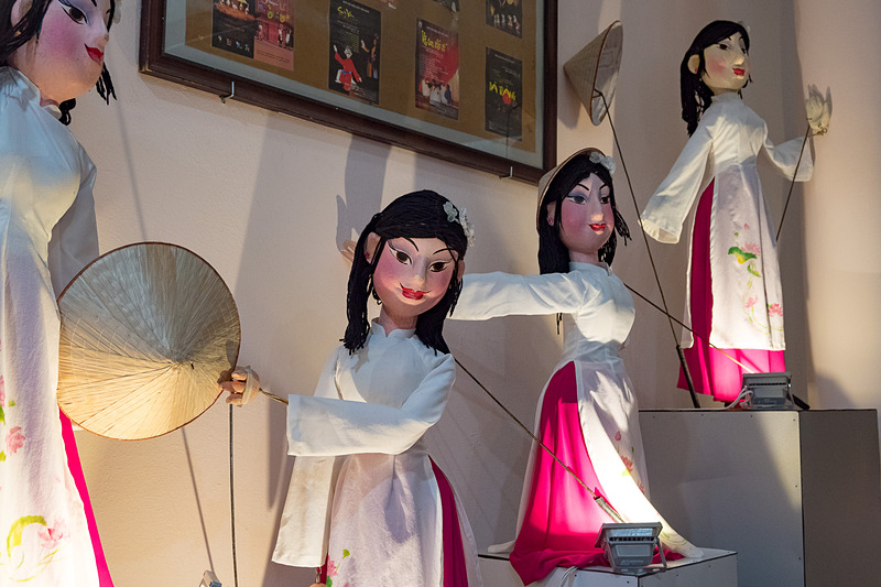 人形や道具が展示された博物館のような施設が隣接している