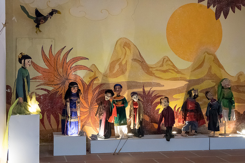 人形や道具が展示された博物館のような施設が隣接している