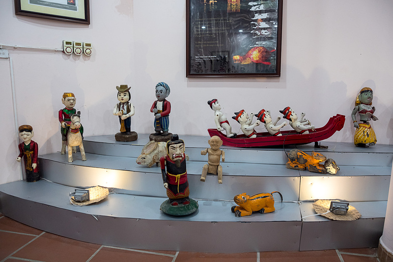 人形や道具が展示された博物館のような施設が隣接している